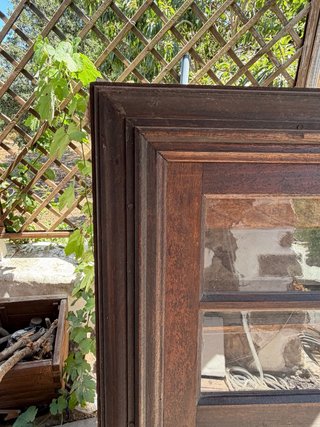Ventana antigua madera noble