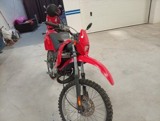 Motocicleta Derbi Roja