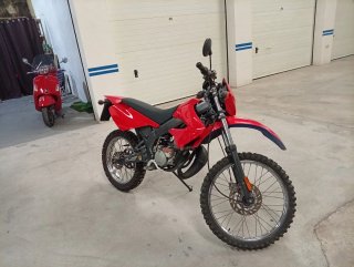 Motocicleta Derbi Roja