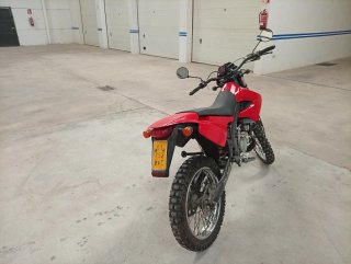 Motocicleta Derbi Roja