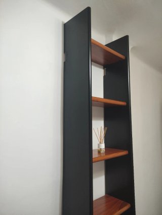 Mueble bajo y estantería de madera
