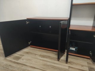 Mueble bajo y estantería de madera
