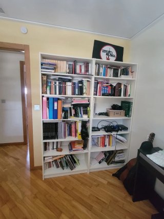 Estantería blanca de libros y estantería cd/dvd