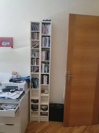 Estantería blanca de libros y estantería cd/dvd