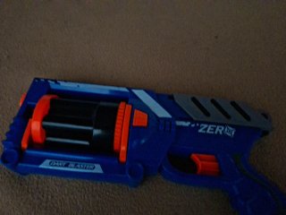 Pistola de juguete azul y gris