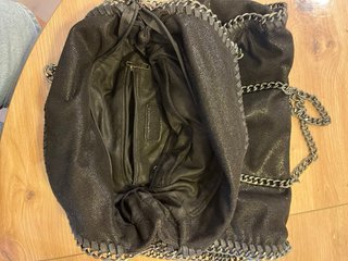 Bolso negro con cadena