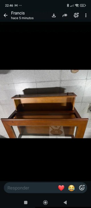 Mesa baja de salón de madera y cristal