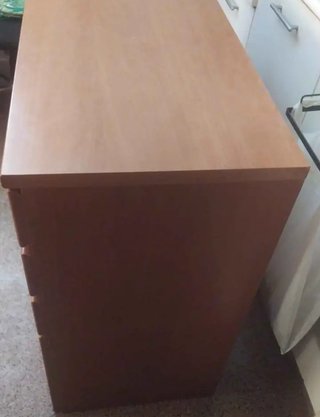 Mueble de madera con cajones y compartimento