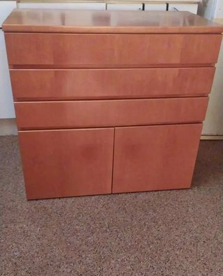 Mueble de madera con cajones y compartimento