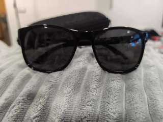 Gafas de sol negras y grises