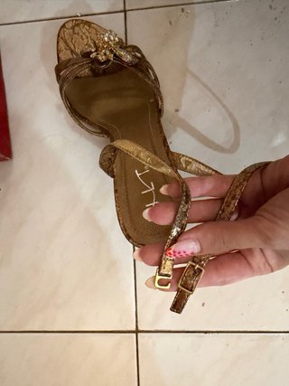 Sandalias doradas con mariposa