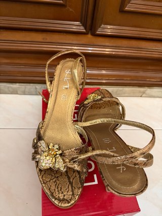 Sandalias doradas con mariposa