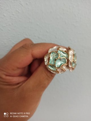 Pendientes dorados con esmalte verde