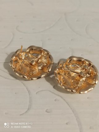 Pendientes dorados con esmalte verde