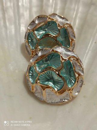 Pendientes dorados con esmalte verde