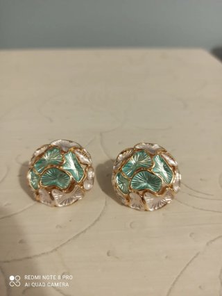 Pendientes dorados con esmalte verde