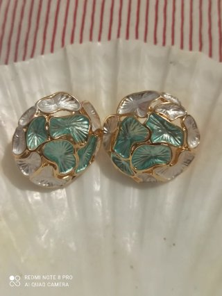 Pendientes dorados con esmalte verde