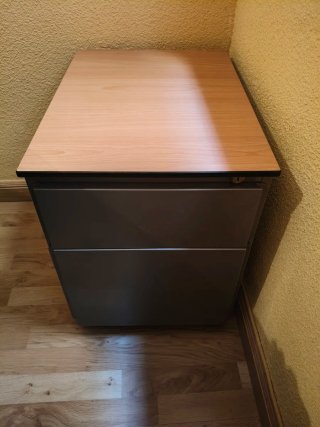 Mesa de reuniones ovalada y cajonera