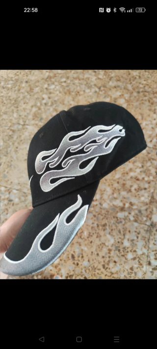 Gorra Nike Negra con Diseño de Llamas