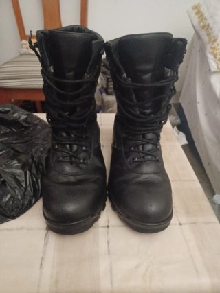 Botas de montaña negras