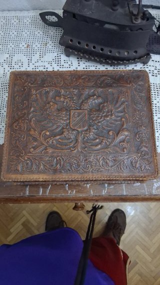 Antigua caja de madera decorada para escritorio
