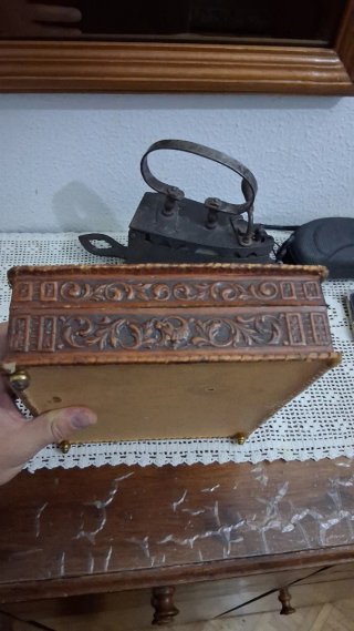 Antigua caja de madera decorada para escritorio