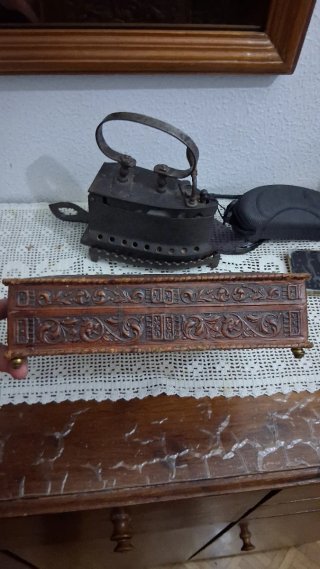 Antigua caja de madera decorada para escritorio