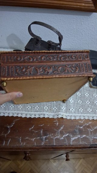 Antigua caja de madera decorada para escritorio