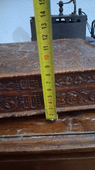 Antigua caja de madera decorada para escritorio