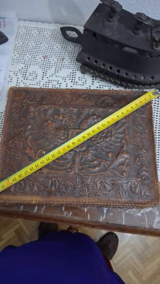 Antigua caja de madera decorada para escritorio