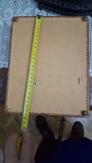 Antigua caja de madera decorada para escritorio