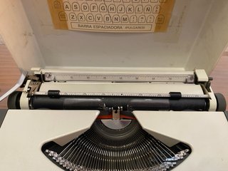 Máquina de escribir AEG Olympia Traveller de Luxe