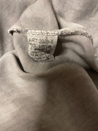 Top lencero gris satinado con encaje