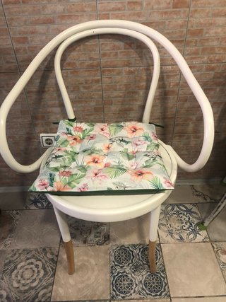 Sillas blancas estilo vintage con cojín