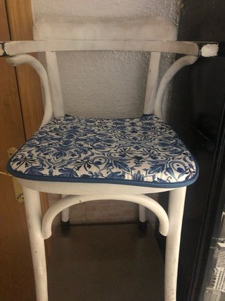 Sillas blancas estilo vintage con cojín