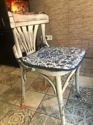 Sillas blancas estilo vintage con cojín