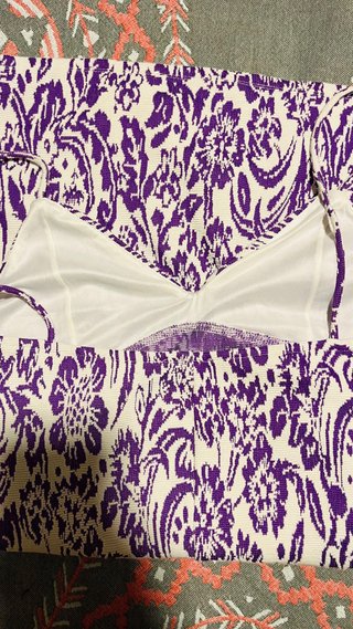 Vestido de verano morado y blanco, ajustado, corto