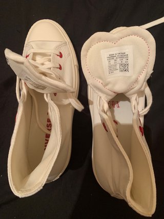Converse plataforma blancas con corazones rojos