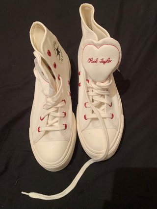 Converse plataforma blancas con corazones rojos