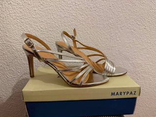 Tacones plateados MARYPAZ talla 38