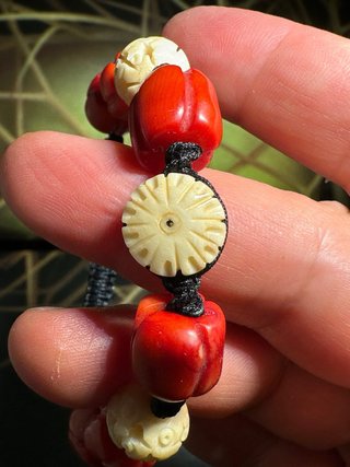 Pulsera ajustable hombre cuentas talladas