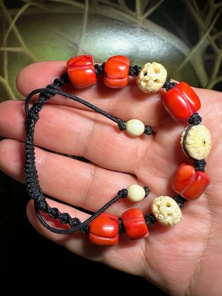 Pulsera ajustable hombre cuentas talladas