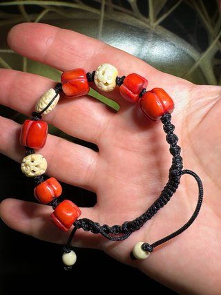 Pulsera ajustable hombre cuentas talladas