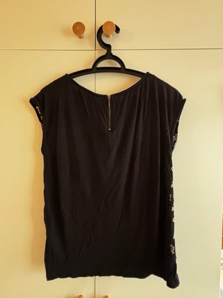 Blusa Naf Naf flores negra talla 38