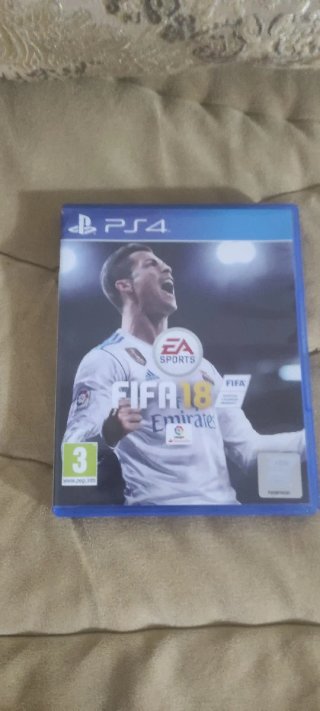 PS4 Slim Nera + 4 Giochi (FIFA)