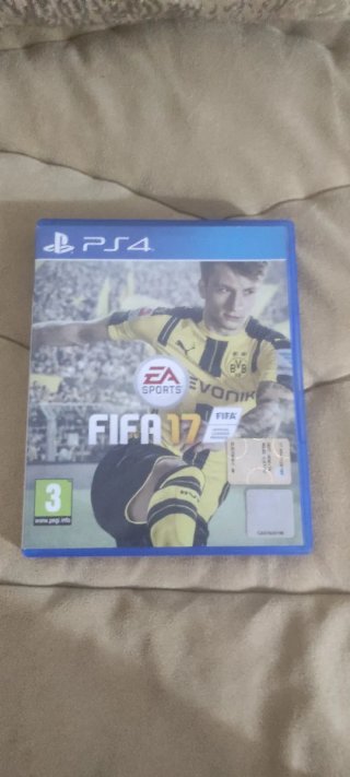 PS4 Slim Nera + 4 Giochi (FIFA)