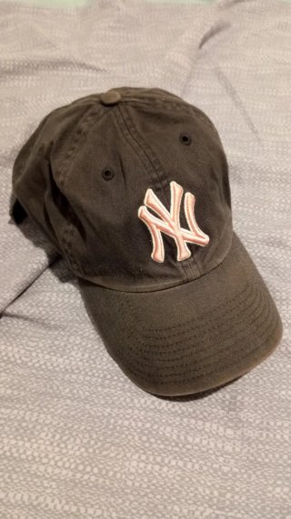 Gorra NY Yankees gris y rosa