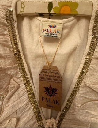 Vestido Palak volantes y abalorios beige