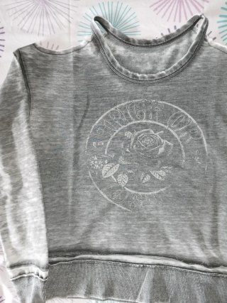 Jersey gris con hombros descubiertos
