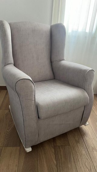 Sillón de lactancia gris mecedora